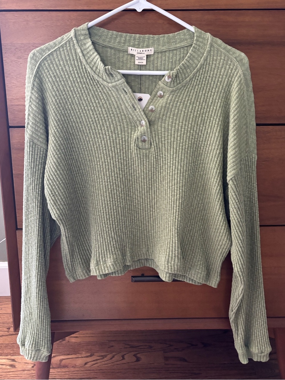 NWT Billabong good catch Henley top in avocado size small